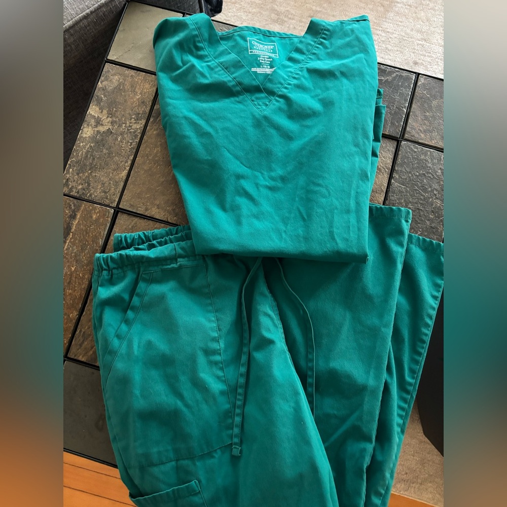 Women’s L Cherokee WW hunter green scrub set